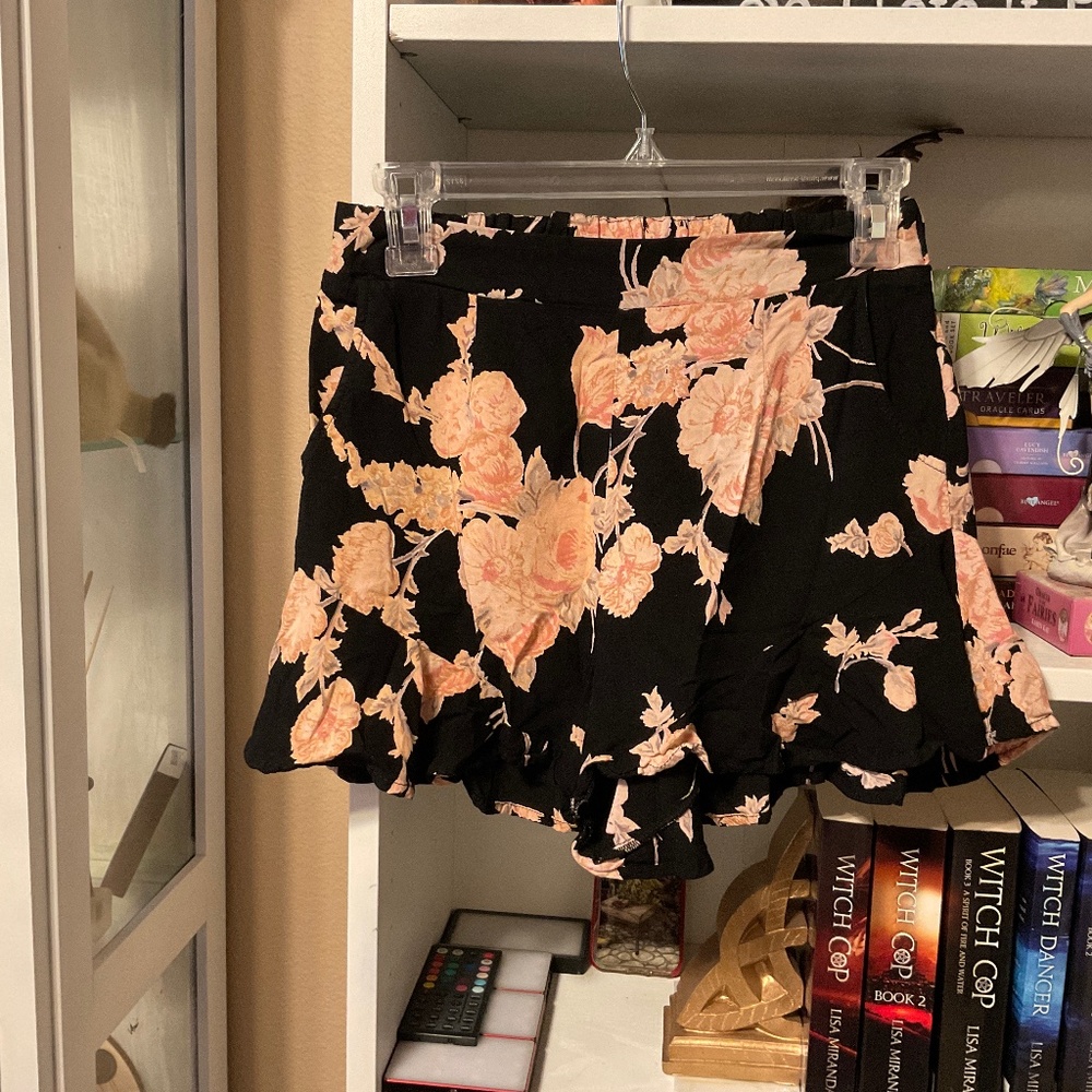 Flowery, flouncy shorts with pockets